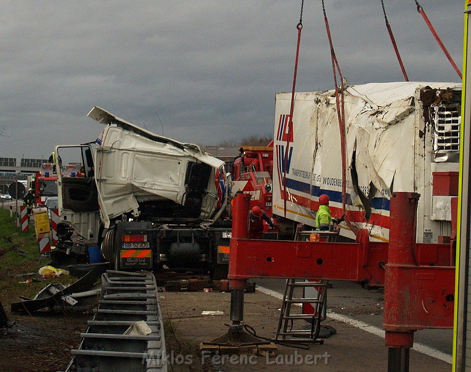 LKW stuerzt um A 3 Rich Frankfurt AK Heumar P1141.JPG